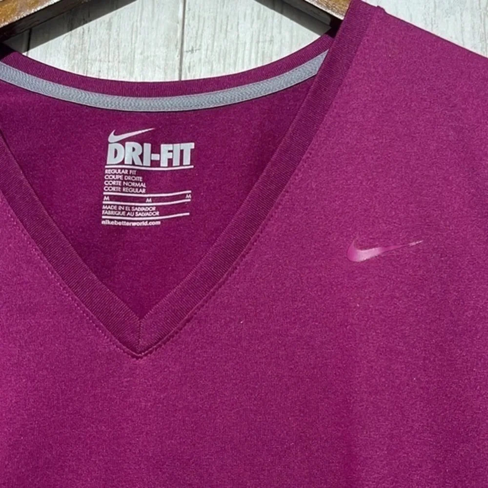 Nike Dri Fit Long Sleeve V Neck Athletic Top Women's Size Medium‎ Purple